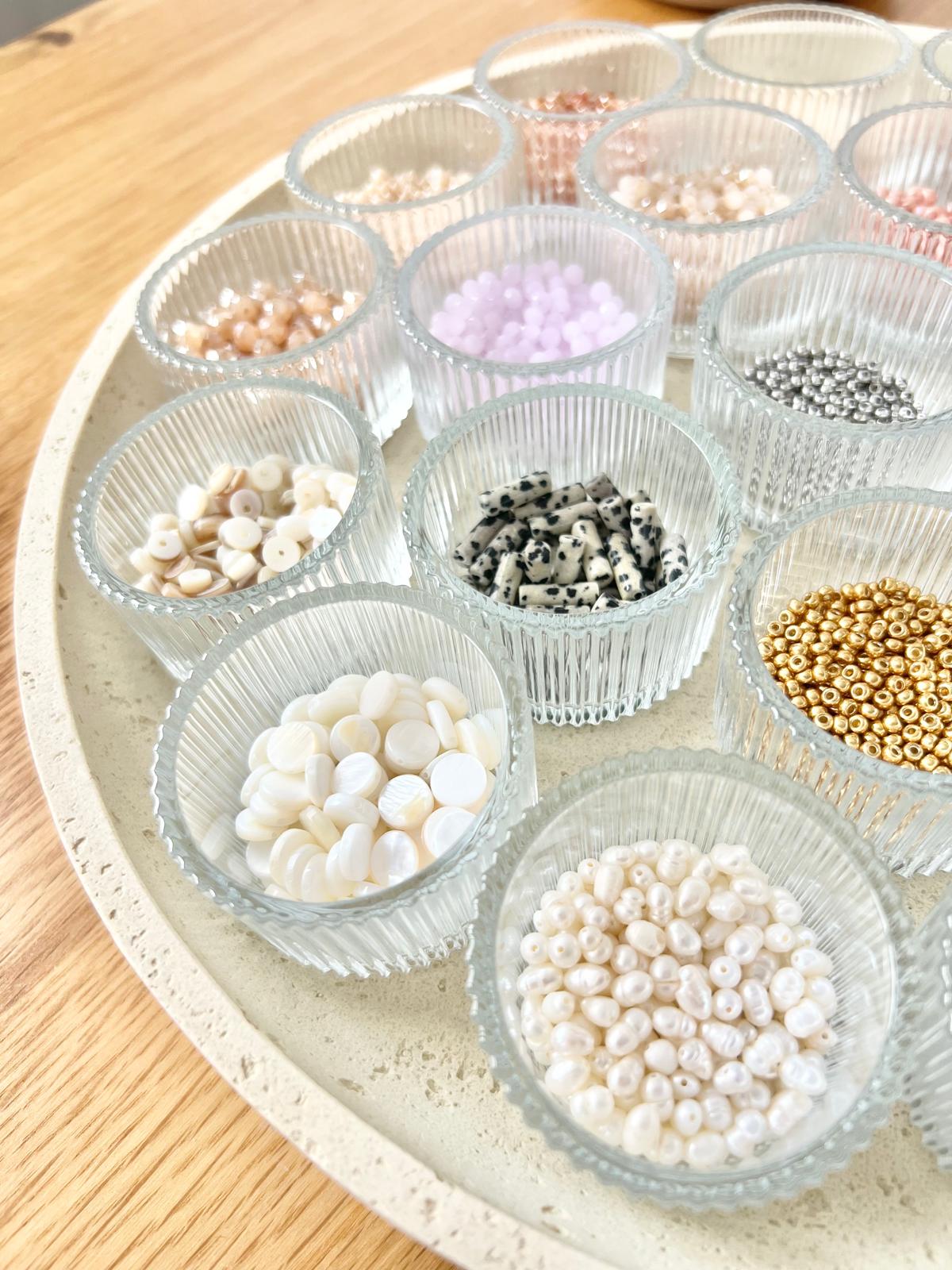 Perlen Bar Aufbau mit bunter Perlenauswahl