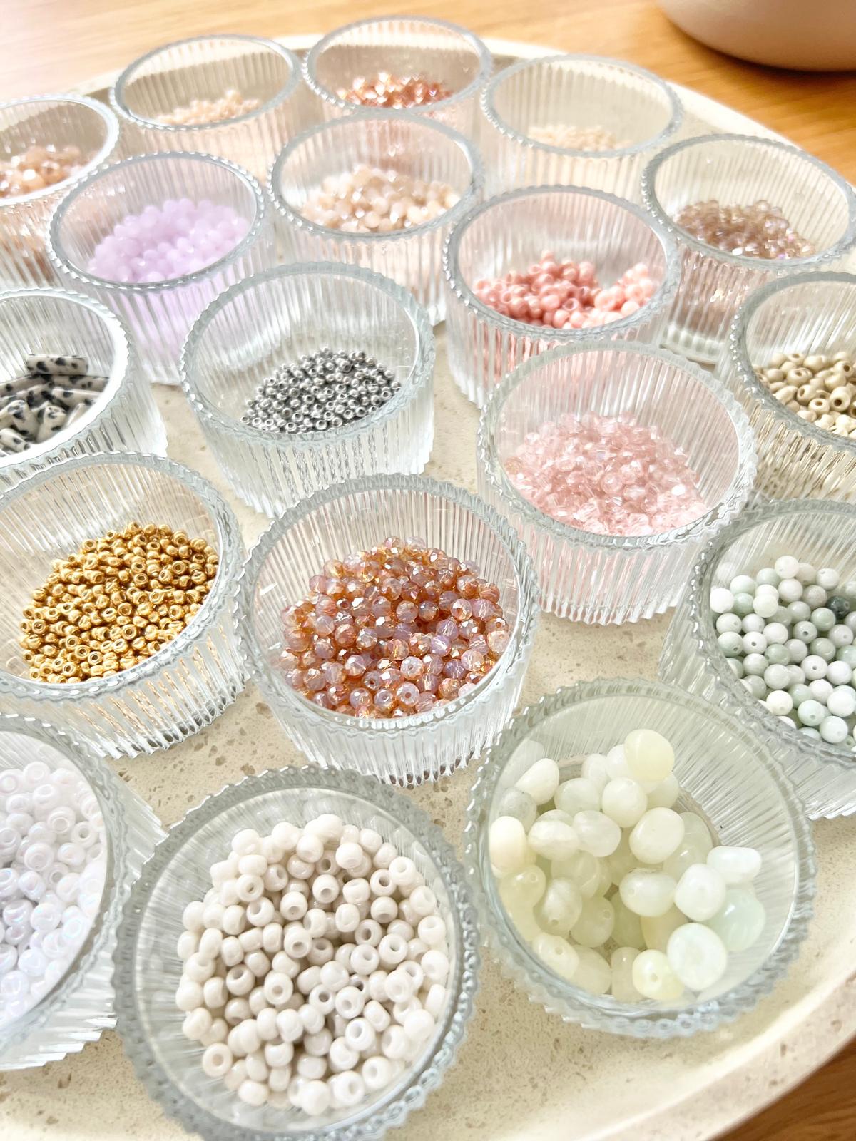 Selbst gestaltetes Perlenarmband mit Buchstabenperlen