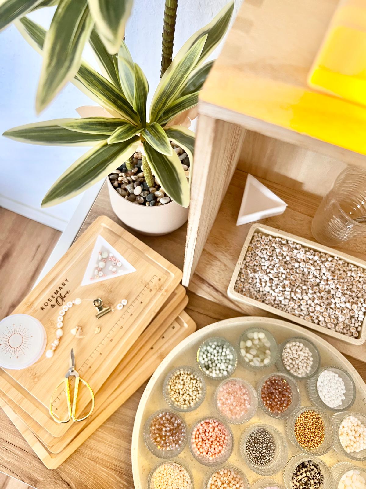 Schmuckständer mit Musterarmbändern als Inspiration