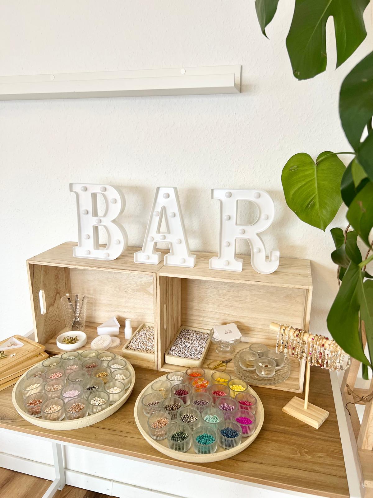Perlen Bar Setup mit BAR Buchstaben