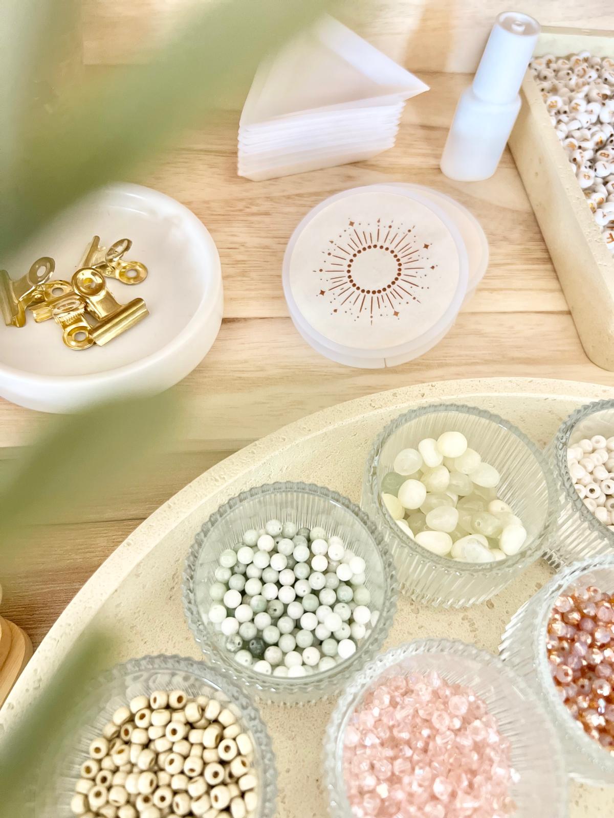 Fertige Perlenarmbänder auf Schmuckständer